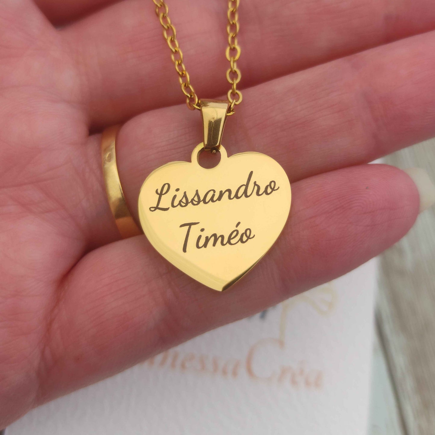 Gravure personnalisée de texte, prénom ou date au dos du pendentif coeur.