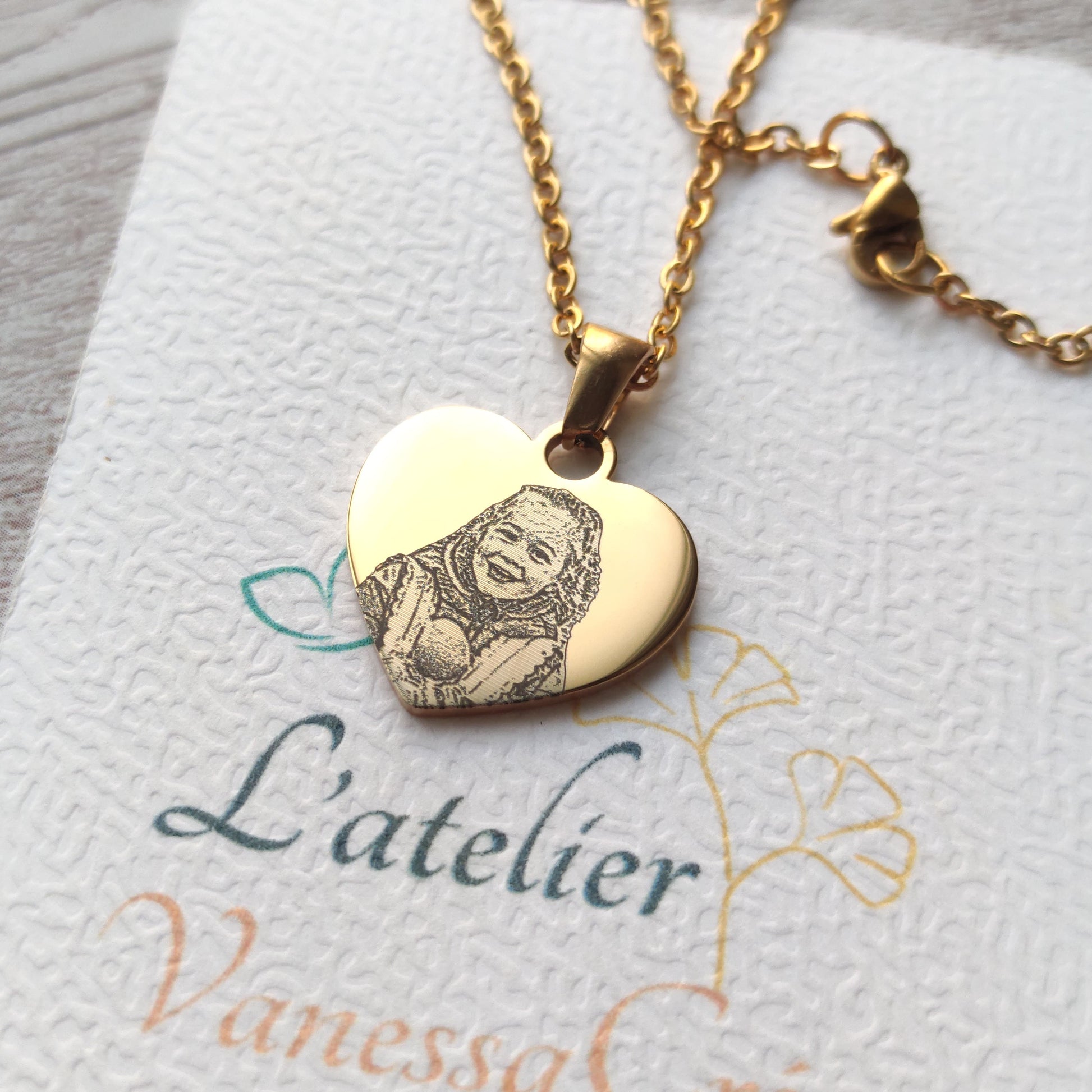 Détail de la gravure laser haute précision sur pendentif coeur en acier.