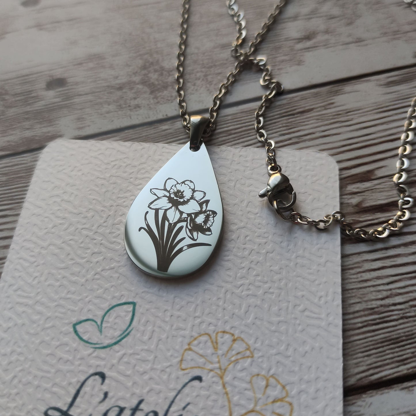 Collier goutte jonquilles personnalisé en acier inoxydable poli miroir avec gravure florale.