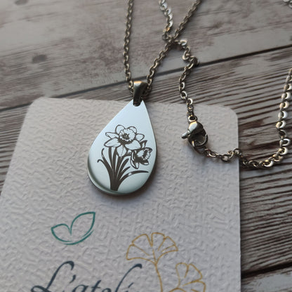 Collier goutte jonquilles personnalisé en acier inoxydable poli miroir avec gravure florale.