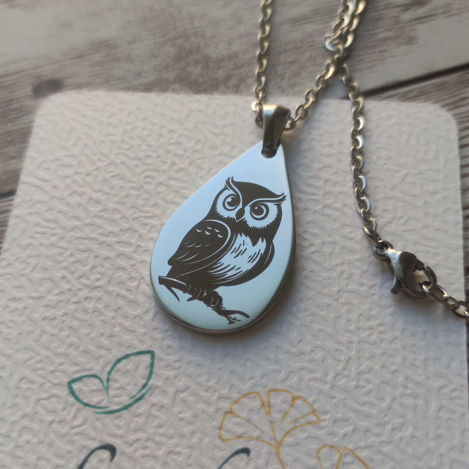 Collier pendentif goutte acier inoxydable poli miroir gravure hibou sur branche