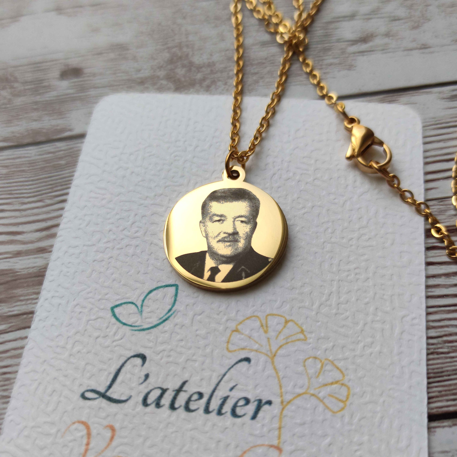 Détail d'un portrait gravé au laser sur un collier personnalisé gravure photo texte finition miroir.