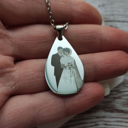 Collier personnalisé gravure photo goutte en acier inoxydable poli miroir.