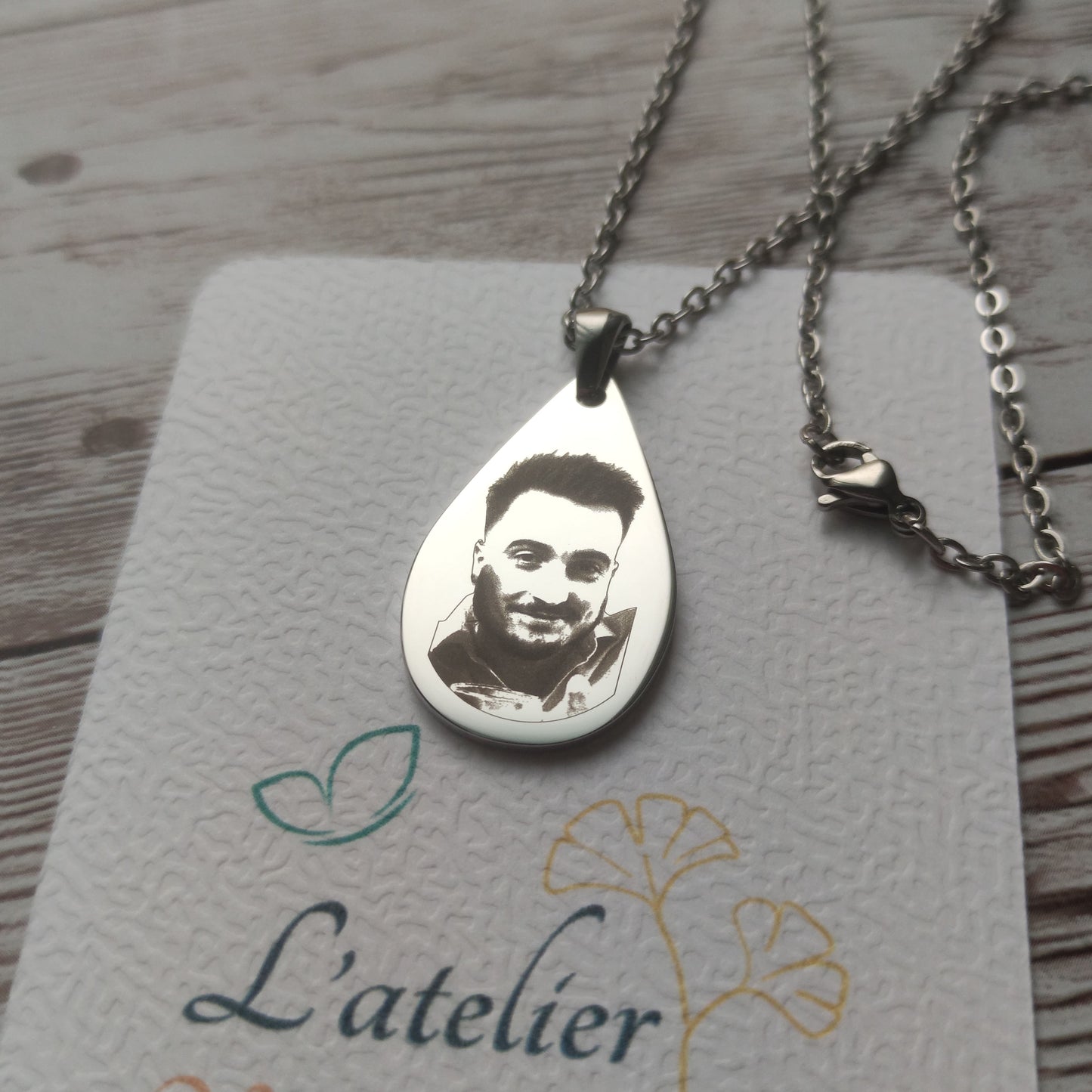 Collier personnalisé gravure photo goutte en acier inoxydable poli miroir.