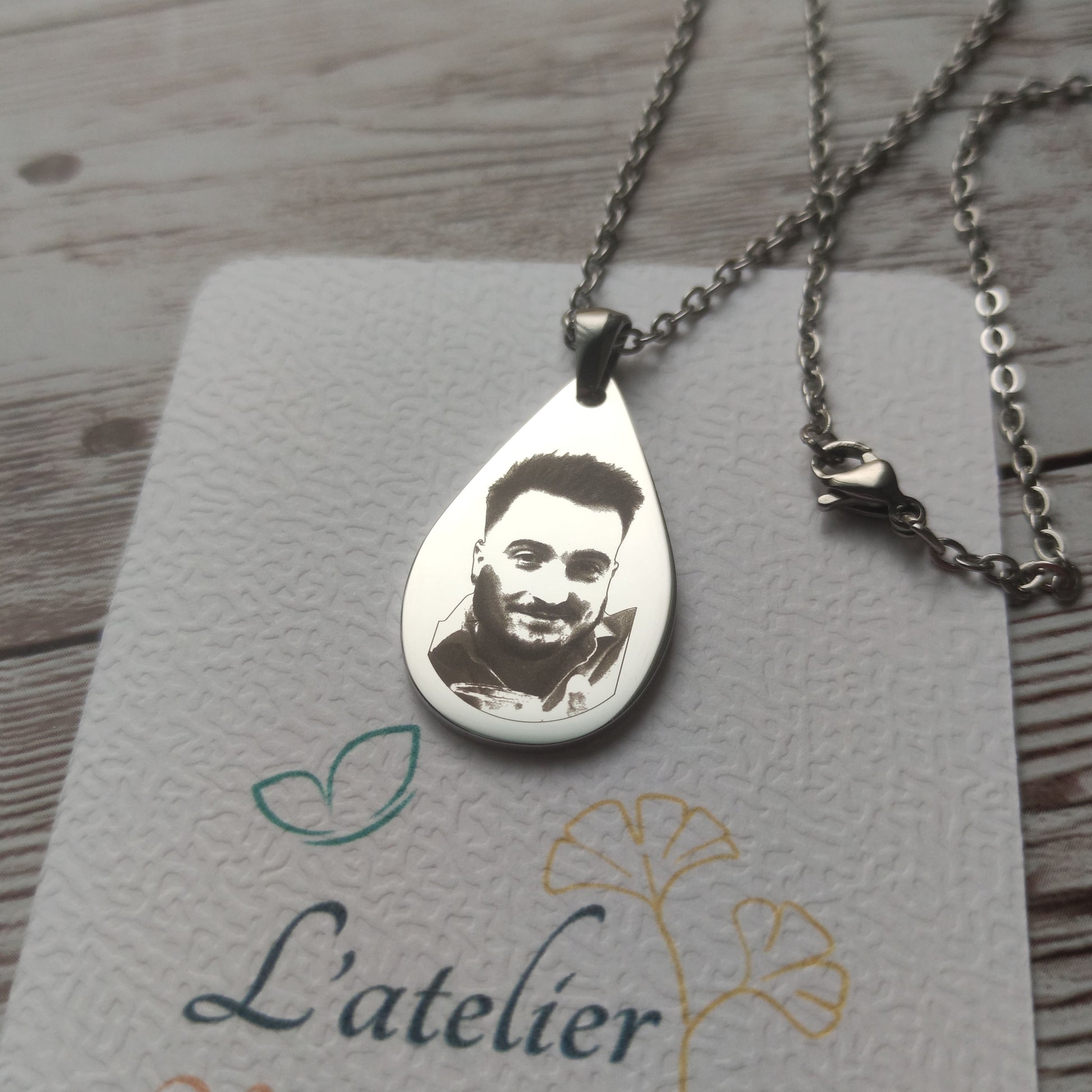 Collier personnalisé gravure photo goutte en acier inoxydable poli miroir.