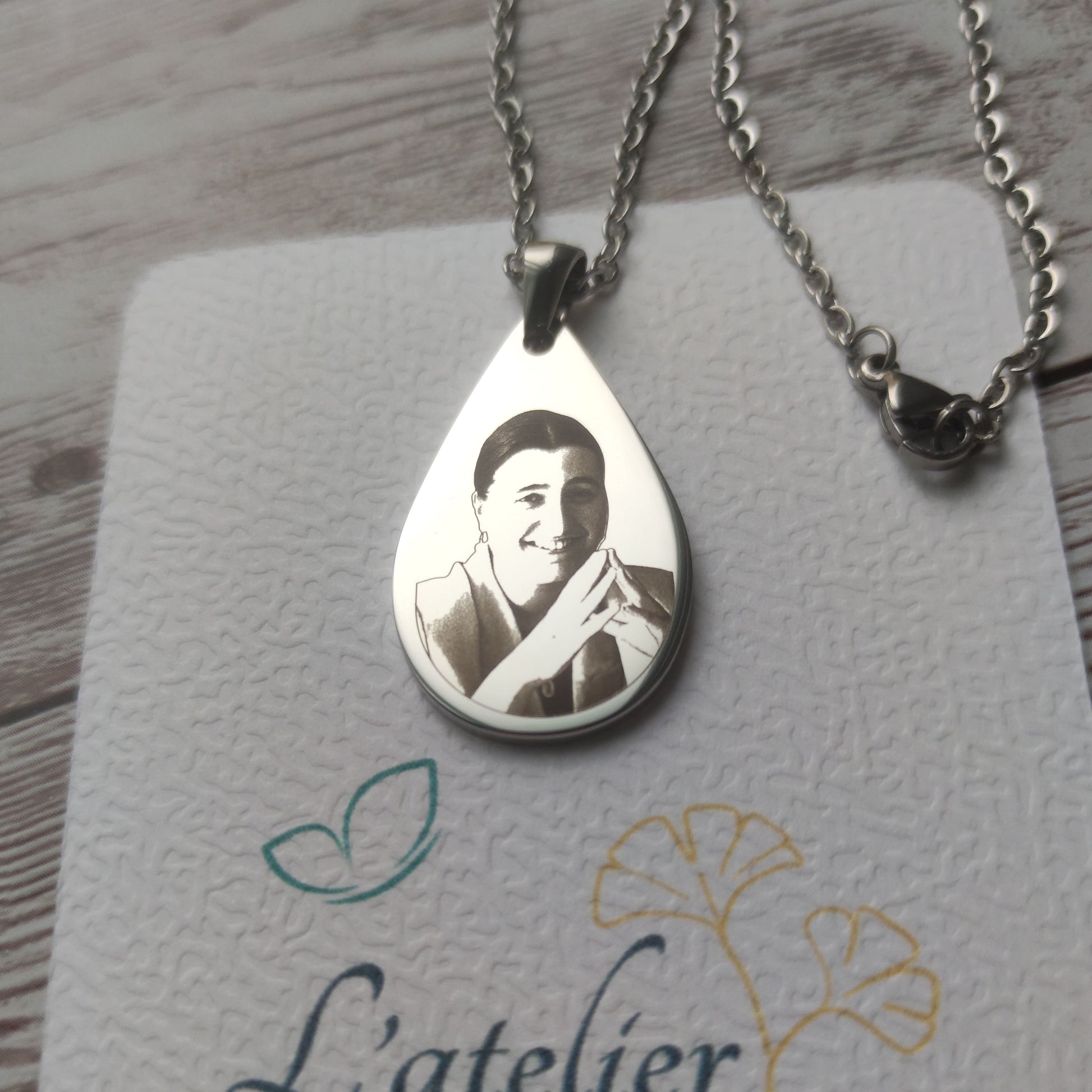 Collier personnalisé gravure photo goutte en acier inoxydable poli miroir.