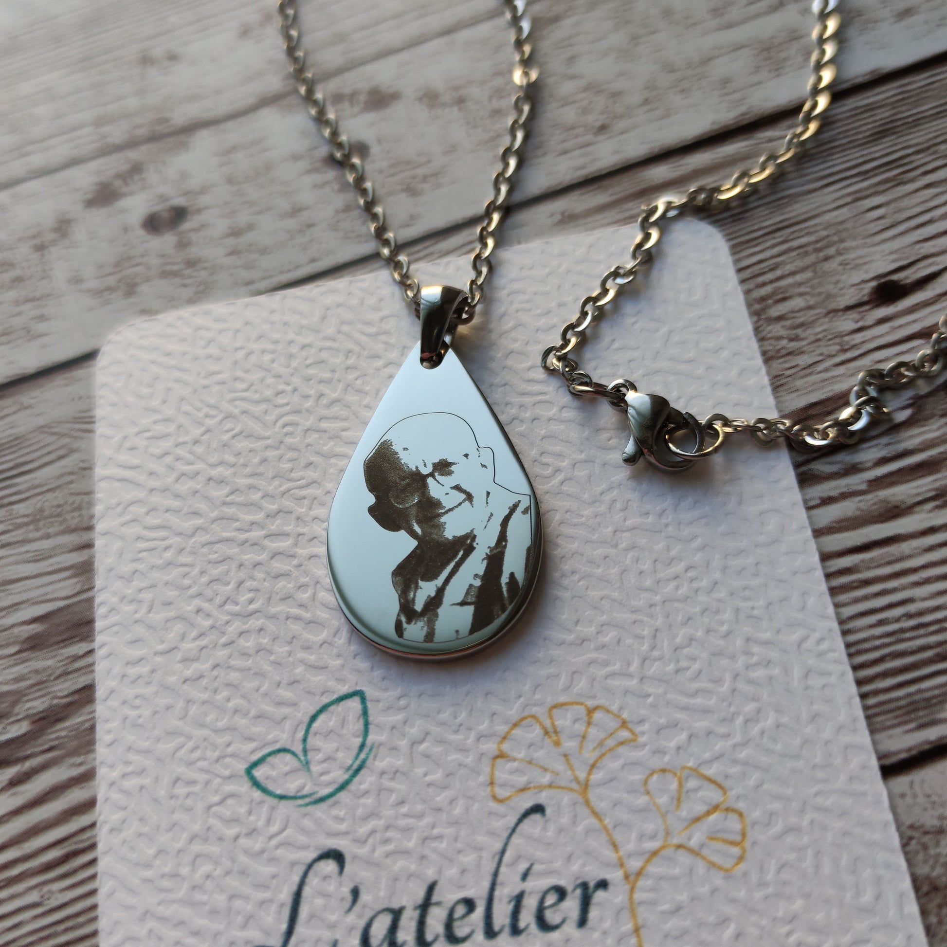 Collier personnalise gravure photo goutte - L'Atelier VanessaCréa