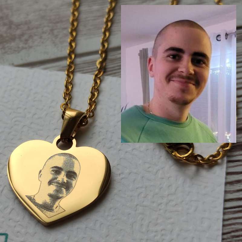 Collier photo cœur gravé personnalisé en acier inoxydable finition miroir avec portrait gravé au laser.