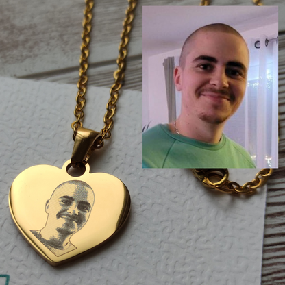 Collier photo cœur gravé personnalisé en acier inoxydable finition miroir avec portrait gravé au laser.