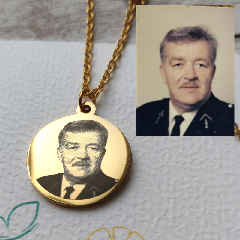 Collier photo rond gravé personnalisé en acier inoxydable avec portrait de famille, finition miroir.
