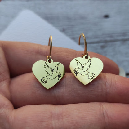 Paire de boucles d'oreilles dormeuses coeur colombe acier inoxydable poli miroir.