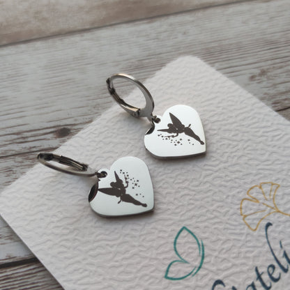 Boucles d'oreilles dormeuses coeur fée clochette acier inoxydable poli miroir avec gravure laser fée et baguette magique.