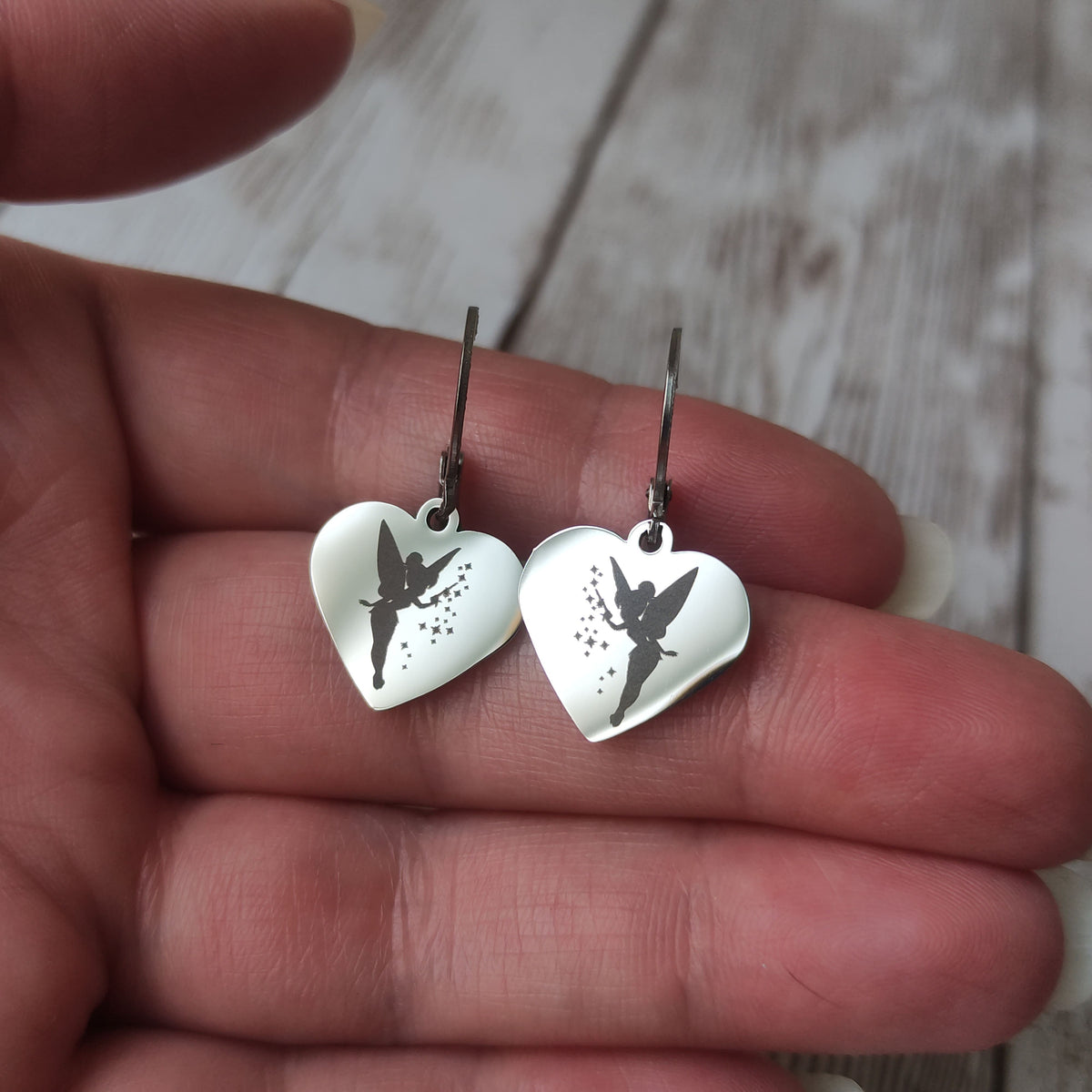 Boucles d'oreilles dormeuses coeur fée clochette acier inoxydable poli miroir avec gravure laser fée et baguette magique.