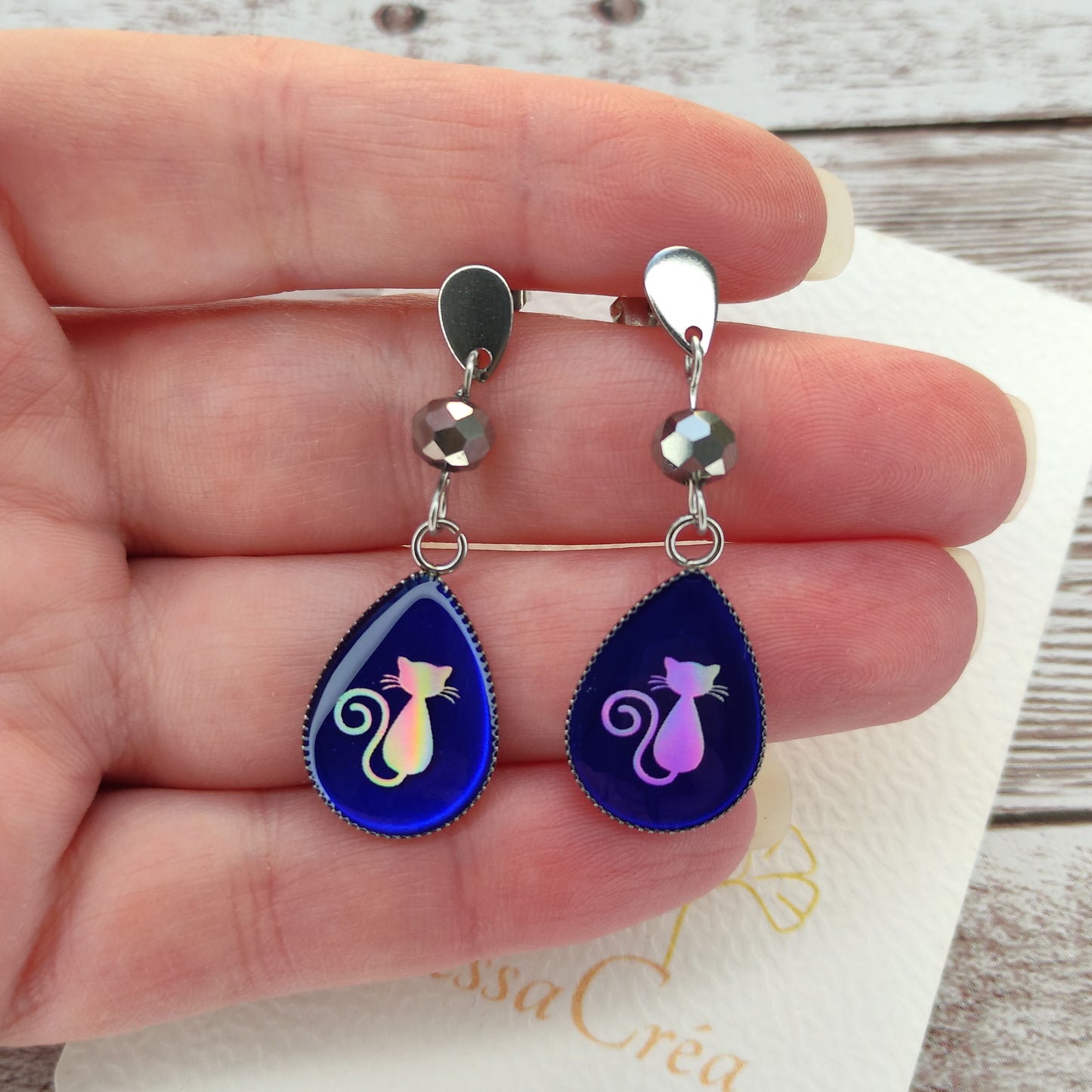 Éclat Mystique : Boucles d’Oreilles "Chat Saphir" à Reflets Changeants