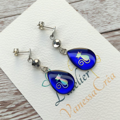 Éclat Mystique : Boucles d’Oreilles "Chat Saphir" à Reflets Changeants