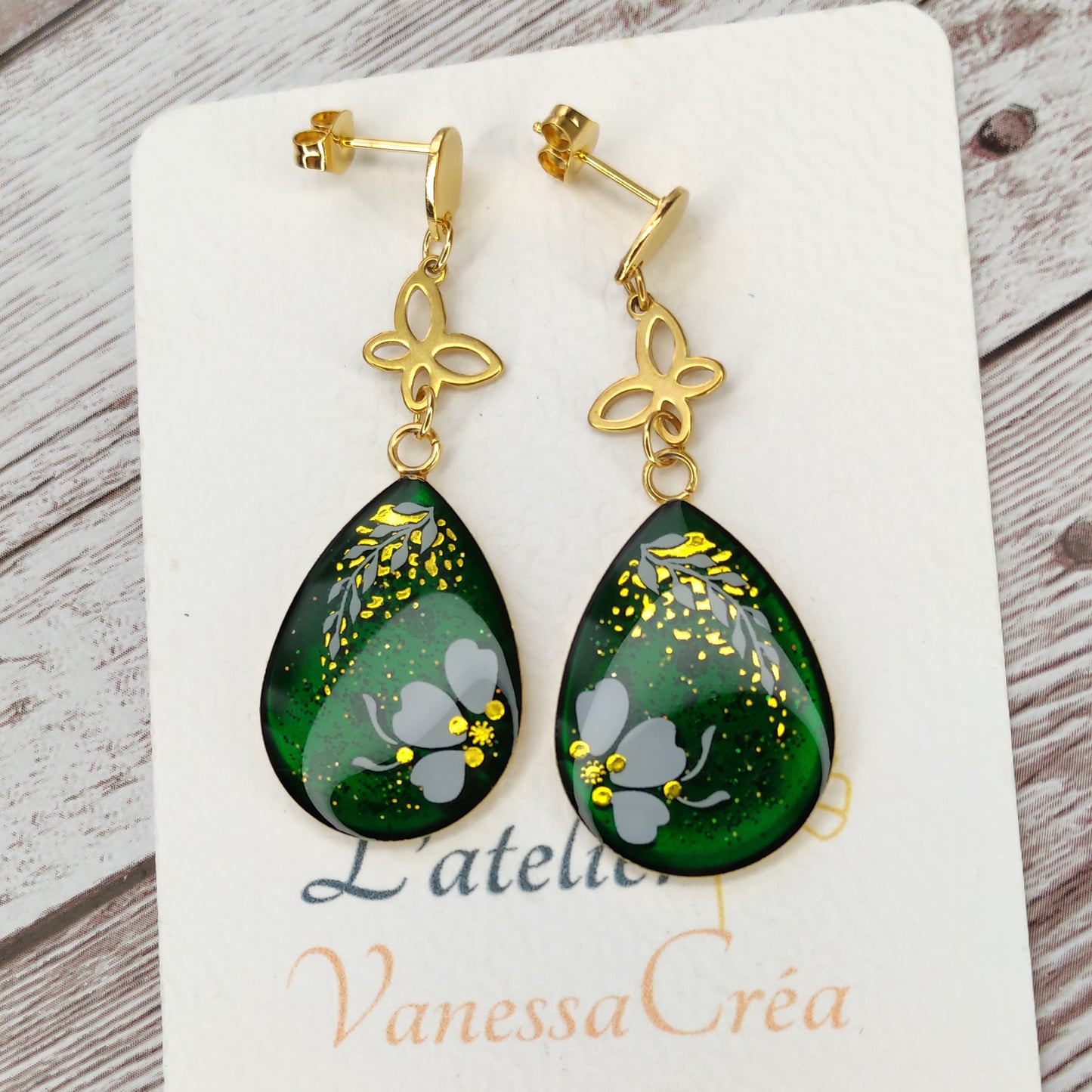 Boucles d'Oreilles « Jardin de Cristal » – Goutte Émeraude & Papillon Ajouré