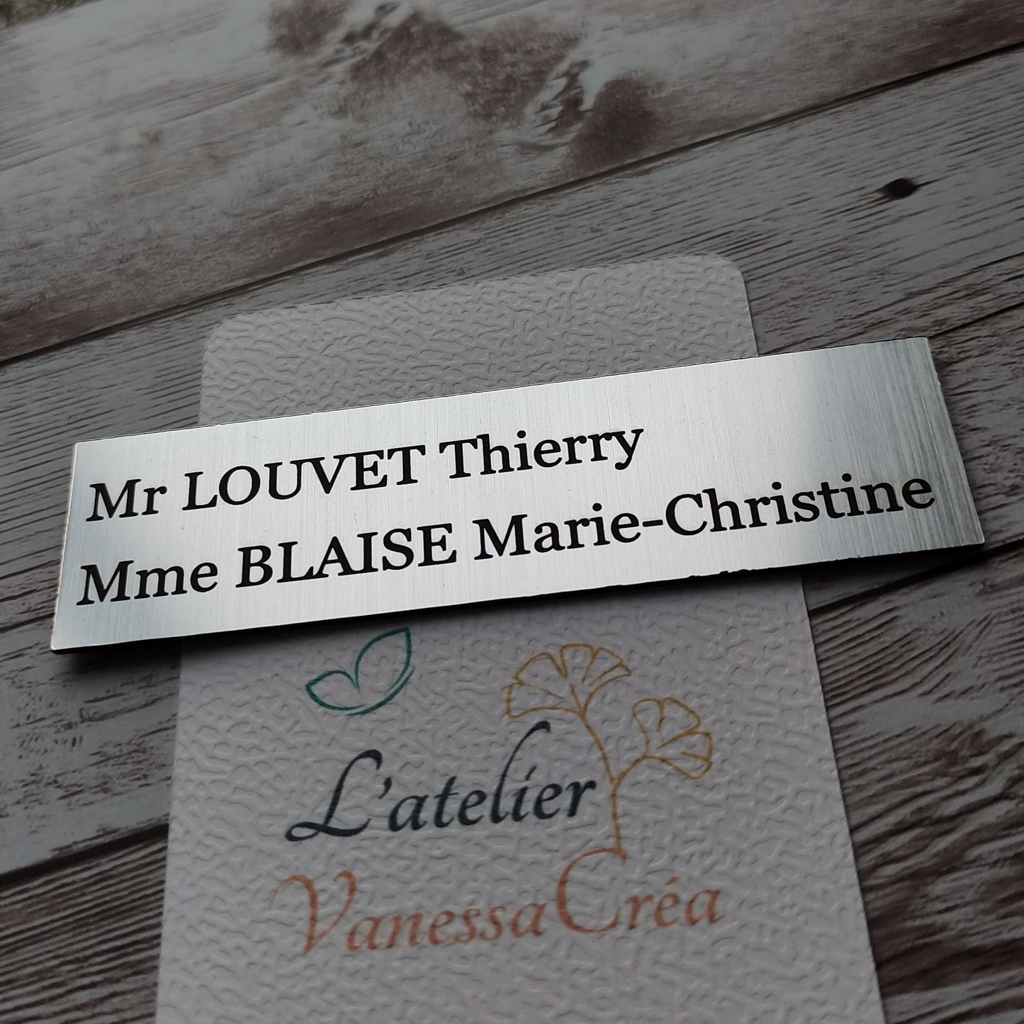 Plaque boîte aux lettres personnalisée classique avec deux lignes de texte en police bâton, fini acrylique effet métal argent.