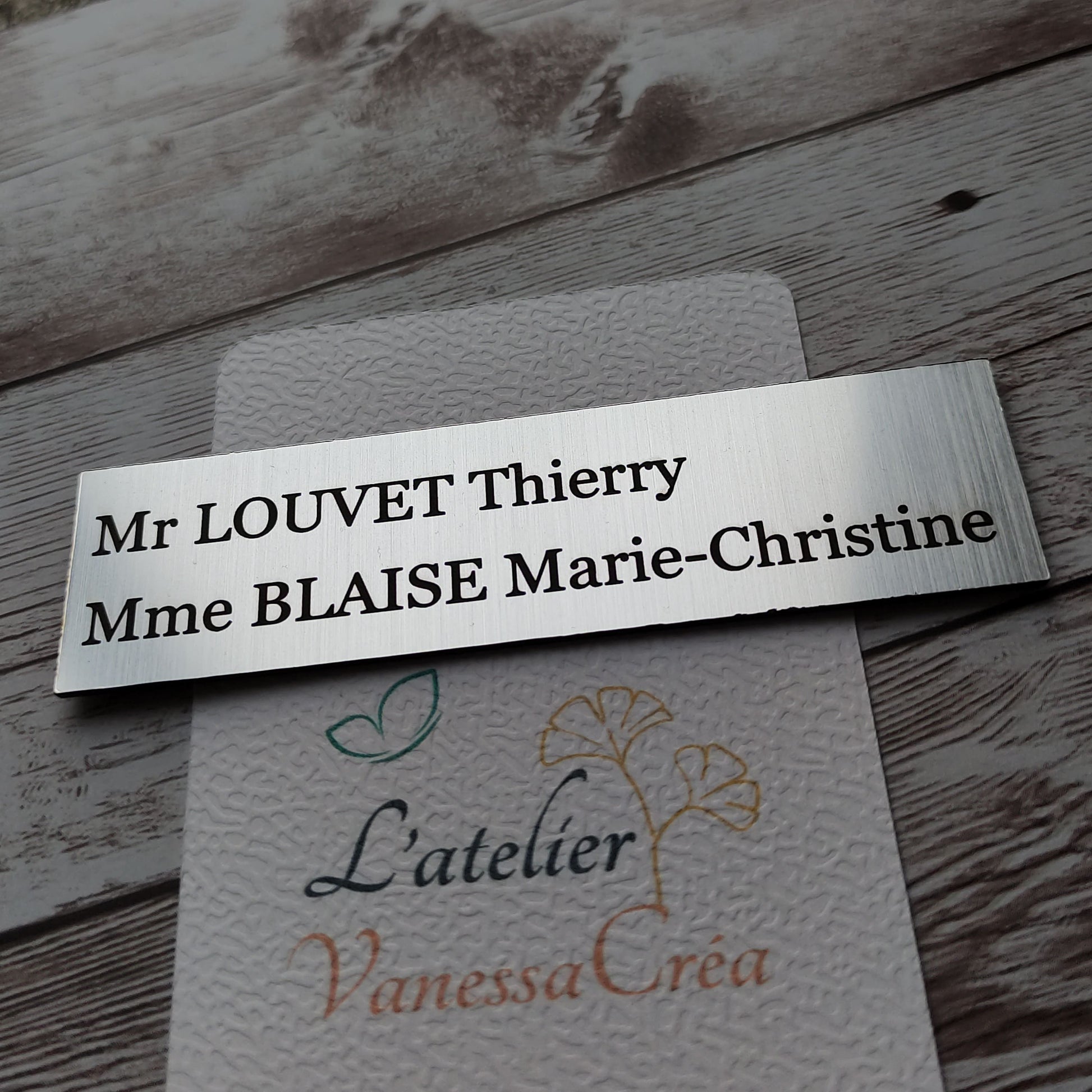 Plaque boîte aux lettres personnalisée classique avec deux lignes de texte en police bâton, fini acrylique effet métal argent.