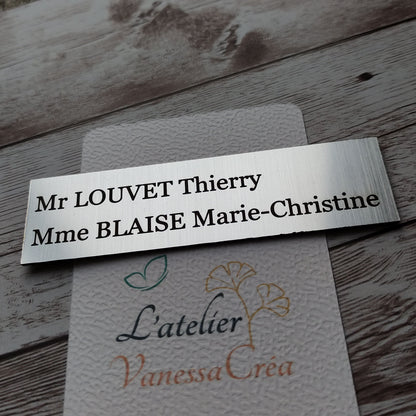 Plaque boîte aux lettres personnalisée classique avec deux lignes de texte en police bâton, fini acrylique effet métal argent.