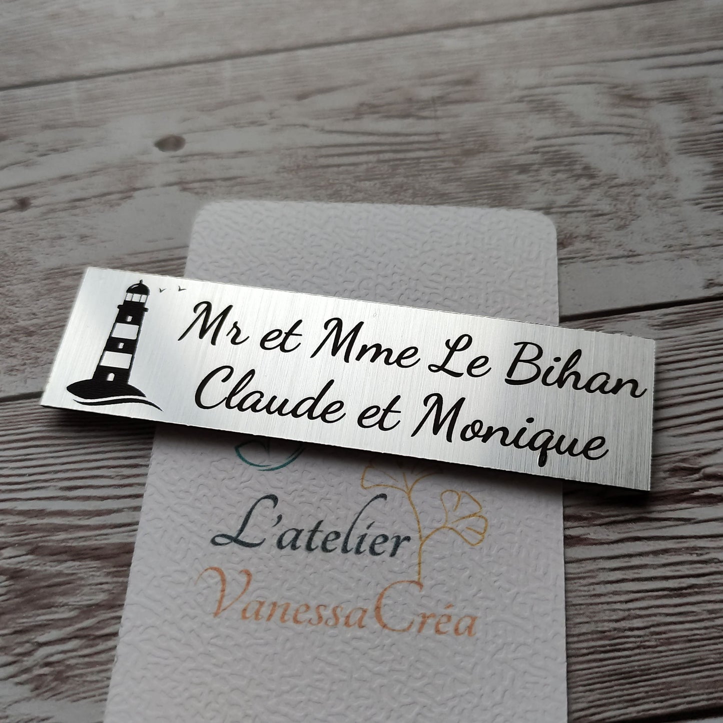 plaque boîte aux lettres personnalisée avec gravure laser haute précision d'un dessin de phare et noms de famille.