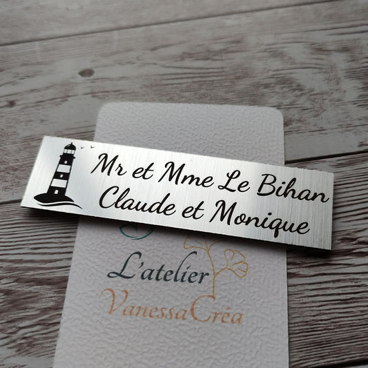 plaque boîte aux lettres personnalisée avec gravure laser haute précision d'un dessin de phare et noms de famille.