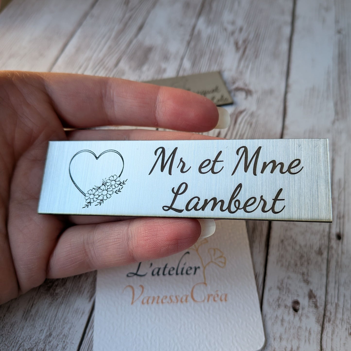 Plaque boîte aux lettres personnalisée en acrylique argent brossé avec gravure laser d'un motif cœur floral et texte 'Mr et Mme Lambert'