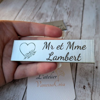 Plaque boîte aux lettres personnalisée en acrylique argent brossé avec gravure laser d'un motif cœur floral et texte 'Mr et Mme Lambert'