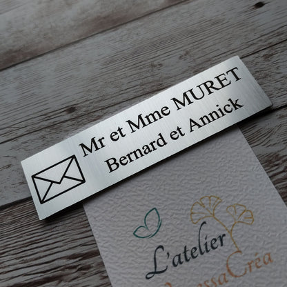 plaque boîte aux lettres personnalisée avec gravure laser haute précision d'un dessin d'enveloppe et noms de famille.