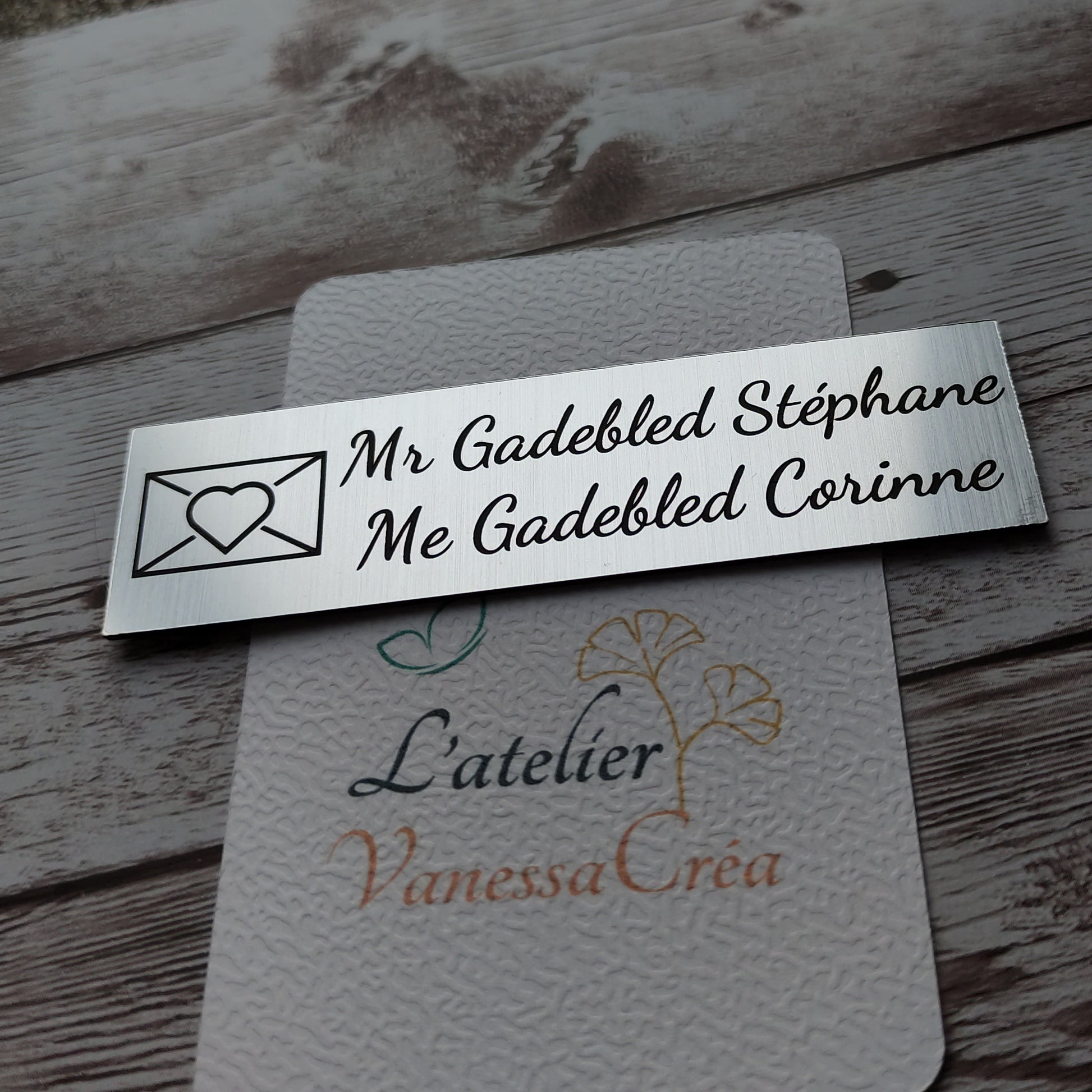 plaque boîte aux lettres personnalisée avec gravure laser haute précision d'un dessin d'enveloppe avec un coeur et noms de famille.