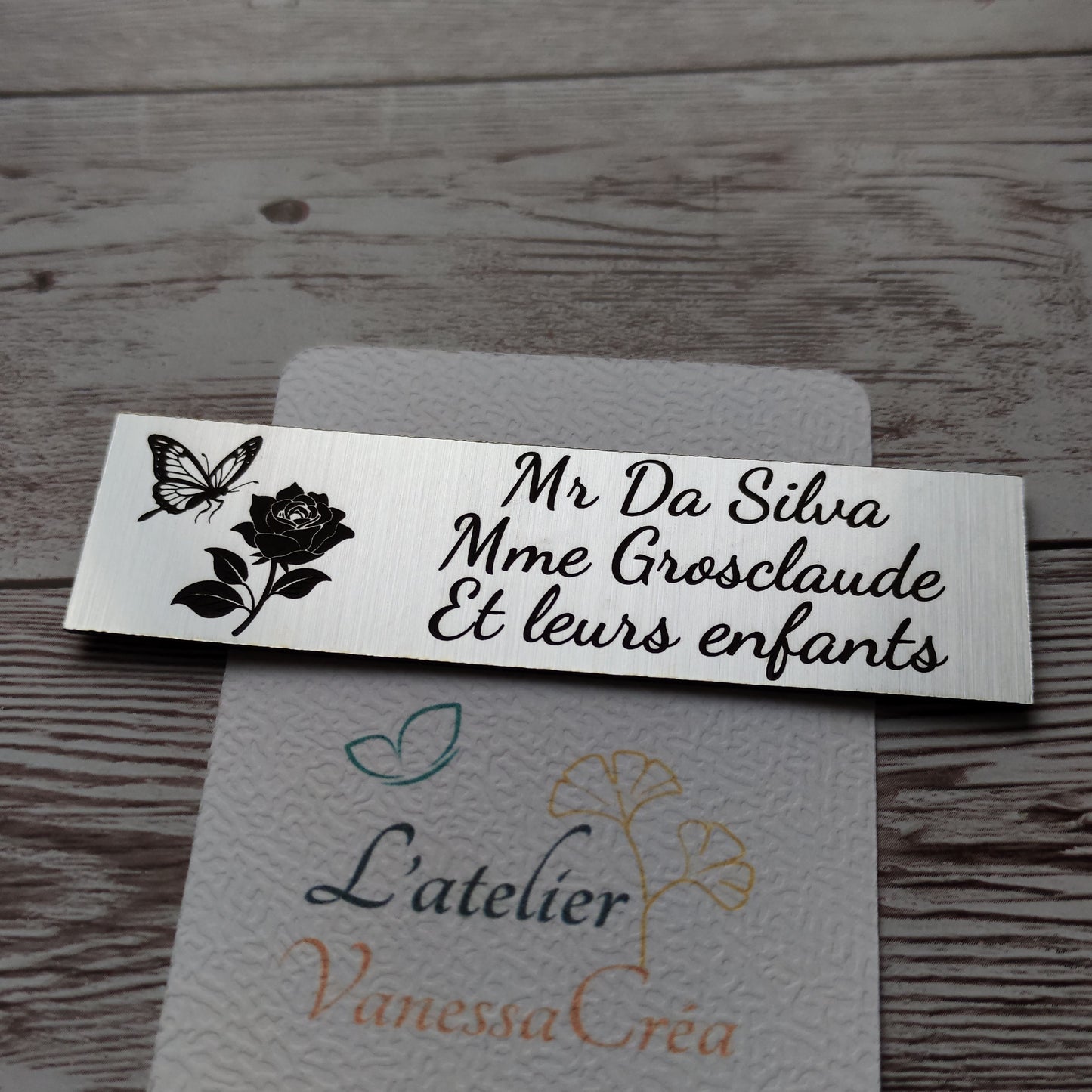 plaque boîte aux lettres personnalisée avec gravure laser haute précision d'un dessin d'un papillon et d'une rose et noms de famille.