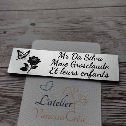 plaque boîte aux lettres personnalisée avec gravure laser haute précision d'un dessin d'un papillon et d'une rose et noms de famille.