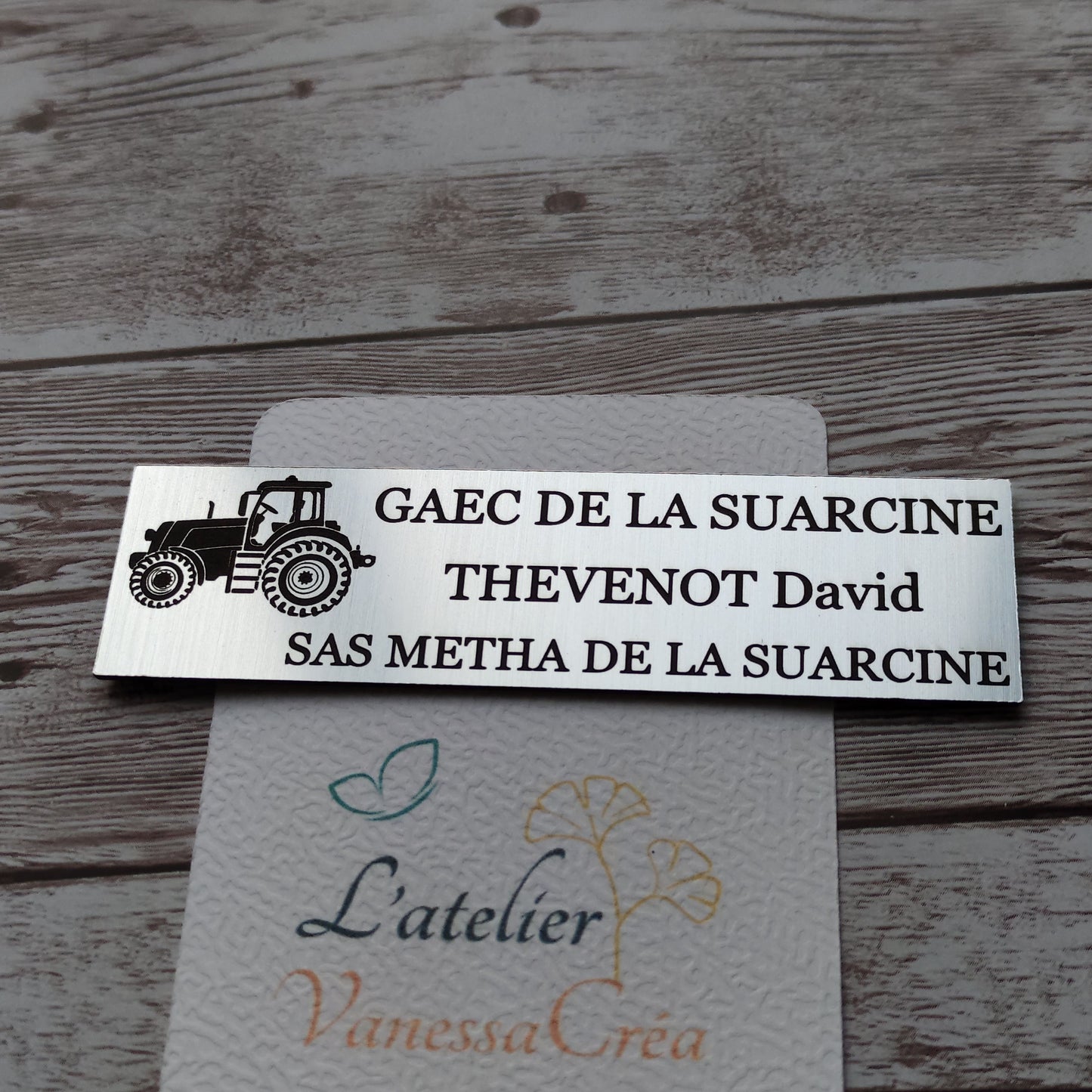 Plaque boîte aux lettres personnalisée pour entreprise (GAEC) avec gravure laser d'un logo de tracteur et plusieurs lignes de texte.