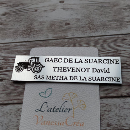 Plaque boîte aux lettres personnalisée pour entreprise (GAEC) avec gravure laser d'un logo de tracteur et plusieurs lignes de texte.