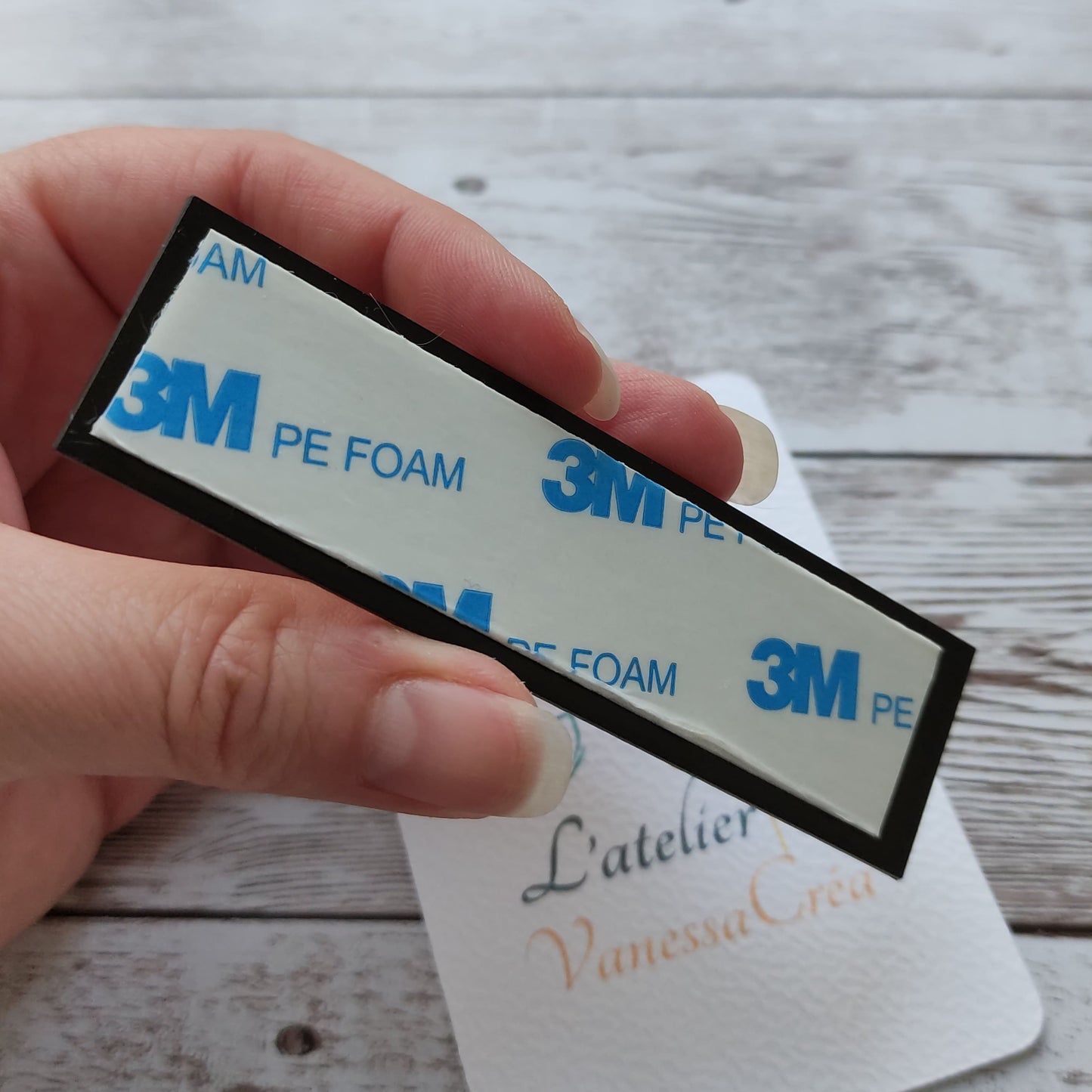 Verso d'une plaque boîte aux lettres personnalisée montrant l'adhésif 3M PE FOAM puissant pour une fixation durable en extérieur.