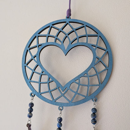 Détail du motif cœur de l'attrape-rêve en bois et lapis lazuli