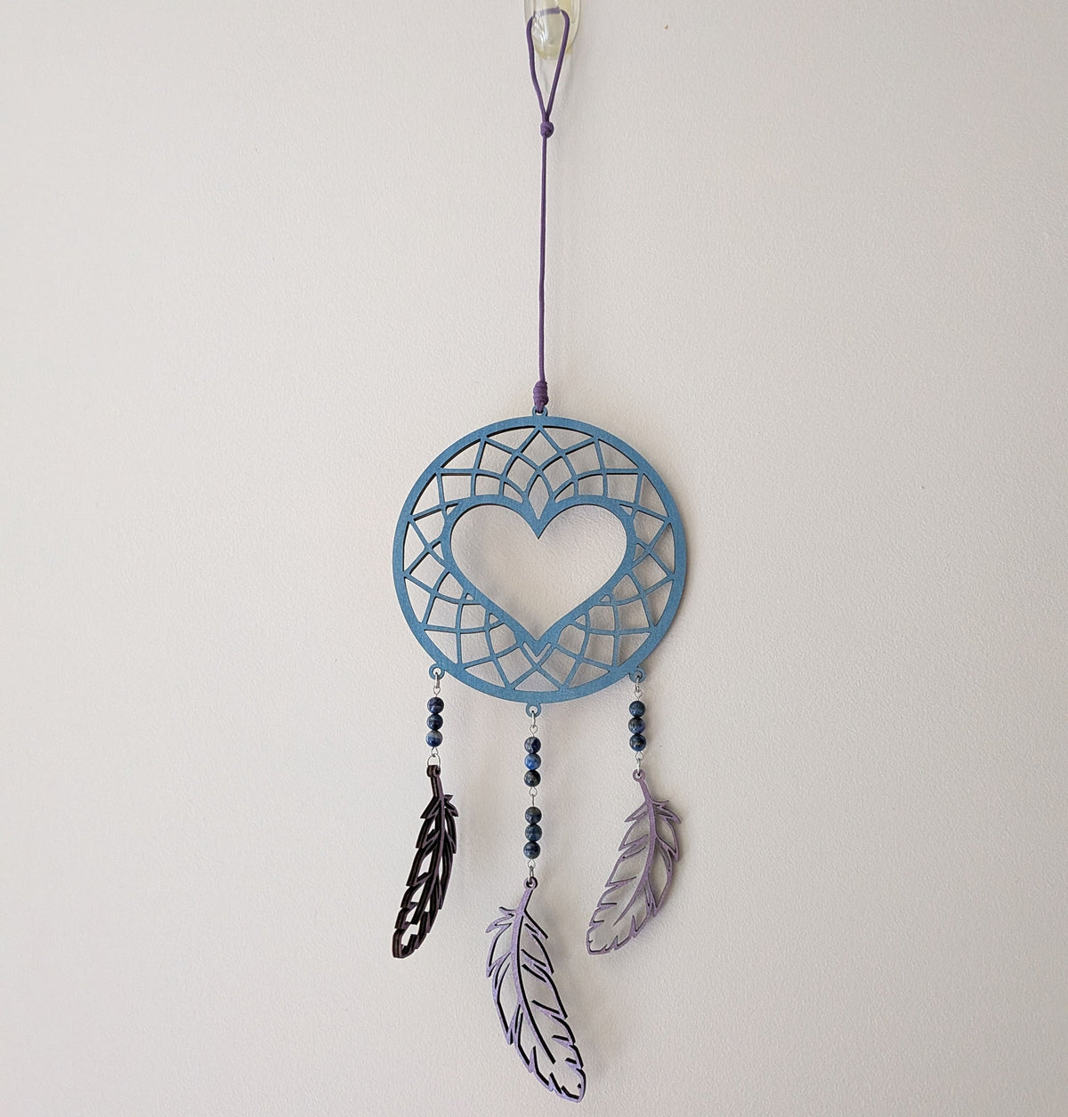 Attrape-rêve en bois et lapis lazuli bleu et violet, vue d'ensemble