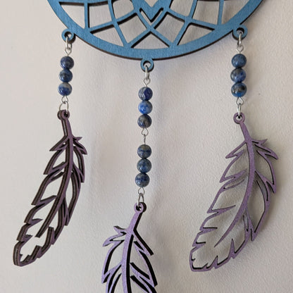 Zoom sur les perles de lapis lazuli de l'attrape-rêve en bois