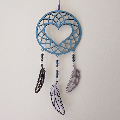 Attrape-rêve en bois et lapis lazuli avec motif cœur, vue équilibrée