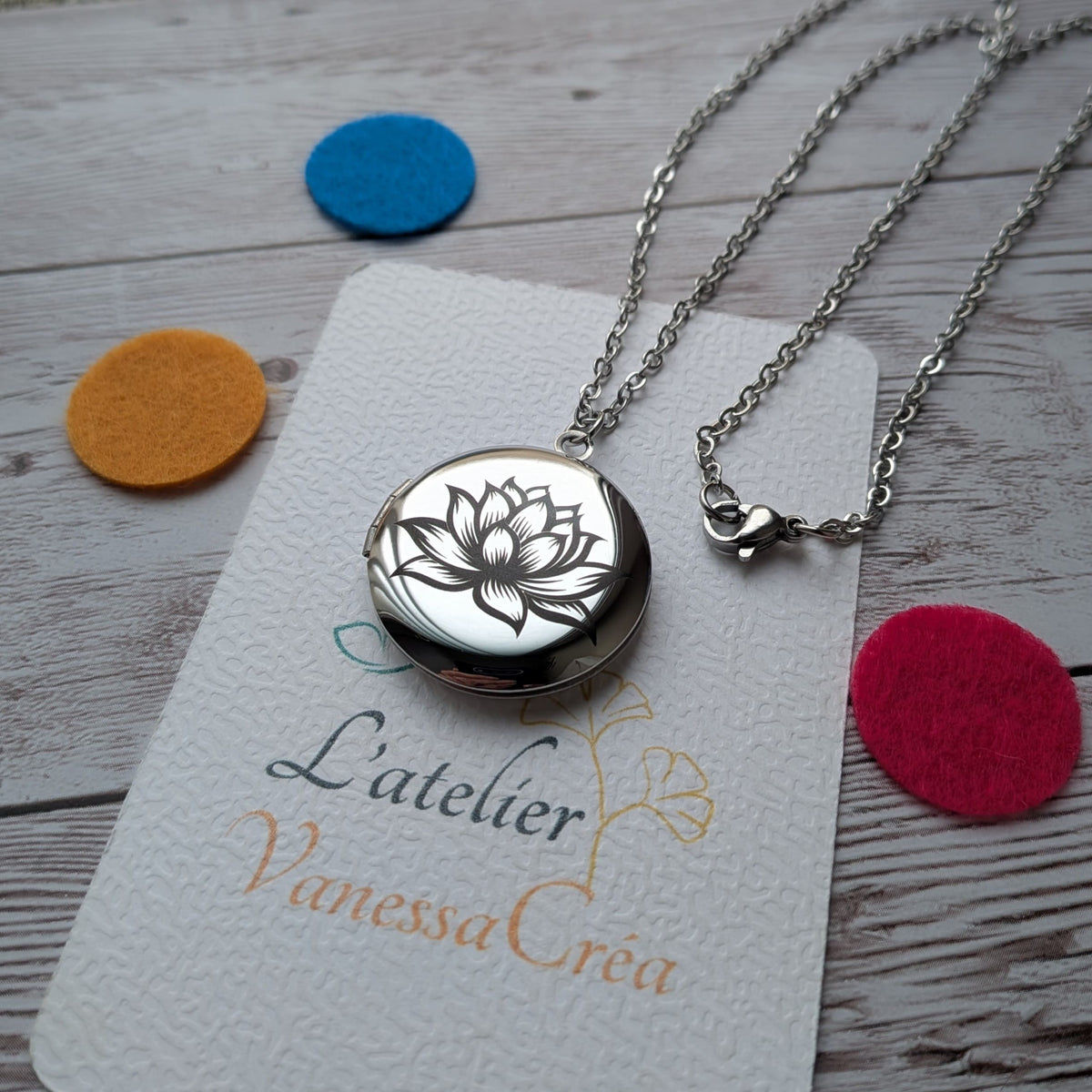 Bijou aromathérapie collier diffuseur d'huiles essentielles Fleur de Lotus avec feutrines colorées