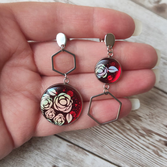 Éclat Caméléon – Boucles Asymétriques Rouge Scintillant