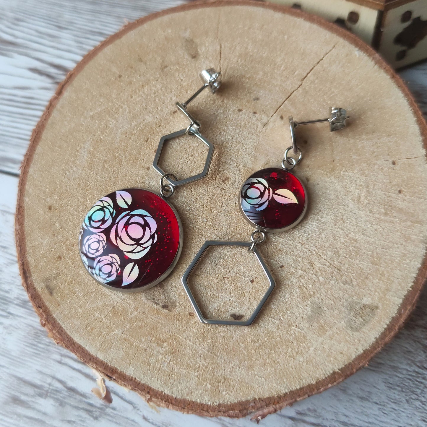 Éclat Caméléon – Boucles Asymétriques Rouge Scintillant