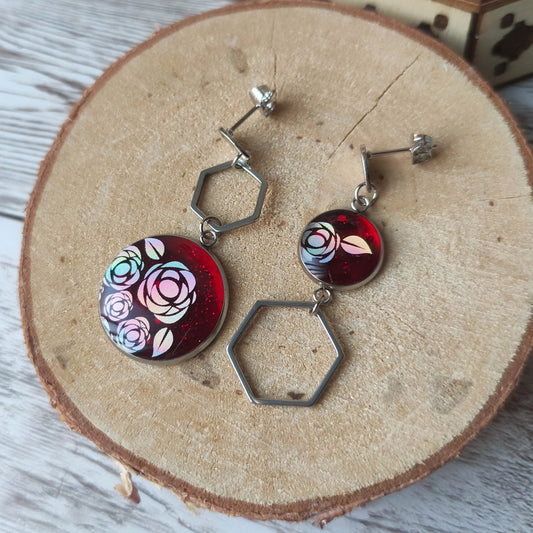 Éclat Caméléon – Boucles Asymétriques Rouge Scintillant