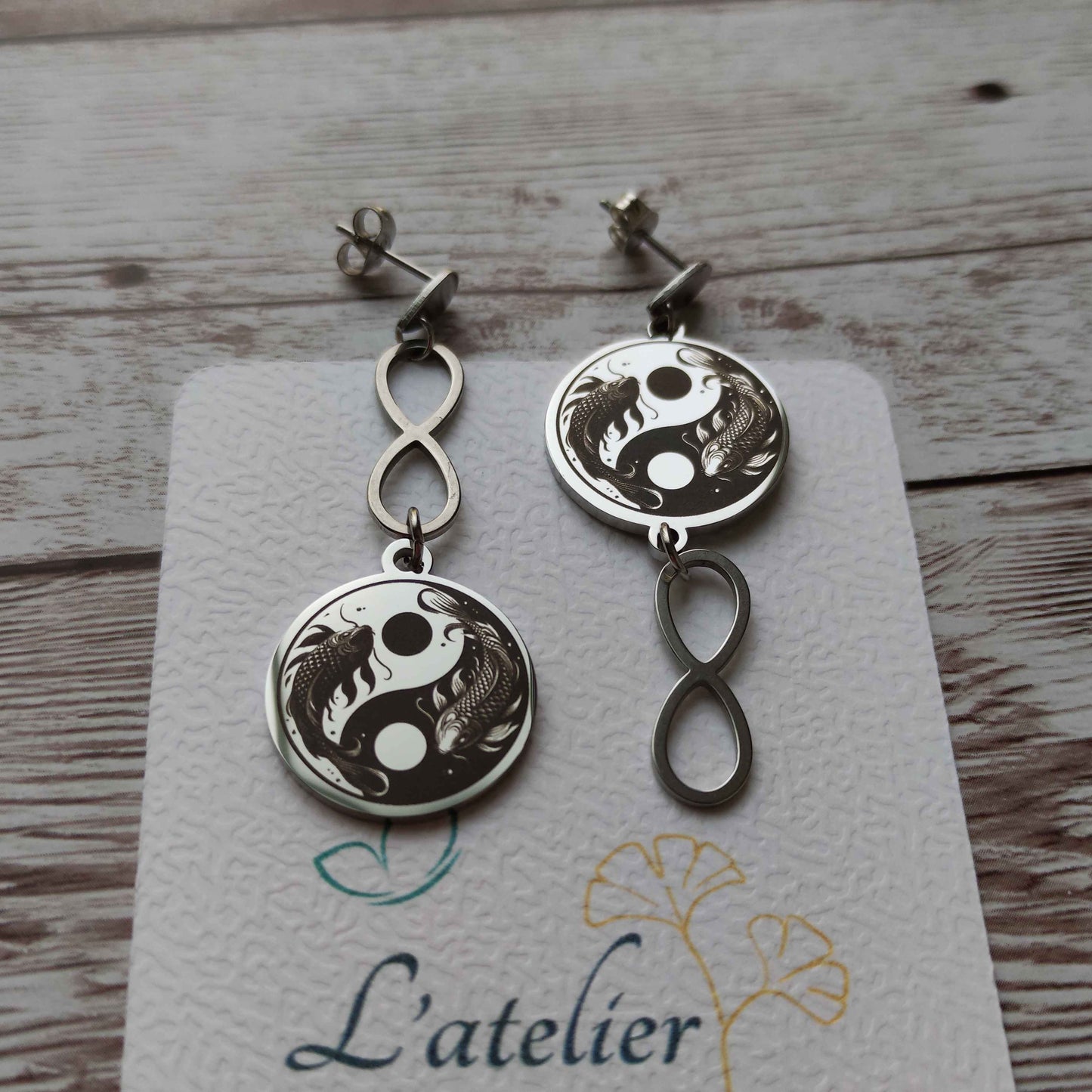 Boucles d'Oreilles Yin Yang Carpes Koï - Acier Inoxydable "Équilibre Infini" L'Atelier VanessaCréa