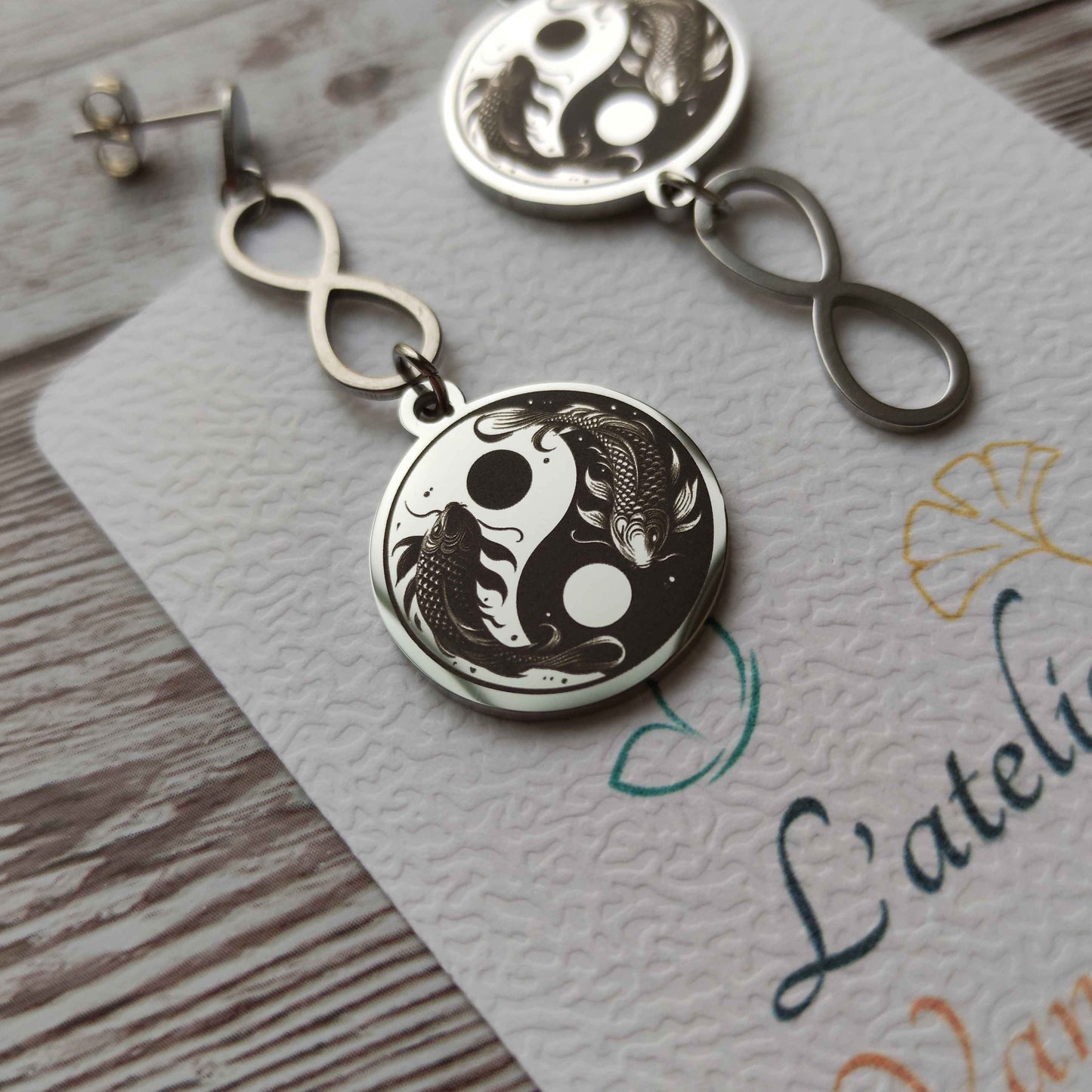 Boucles d'Oreilles Yin Yang Carpes Koï - Acier Inoxydable "Équilibre Infini" L'Atelier VanessaCréa