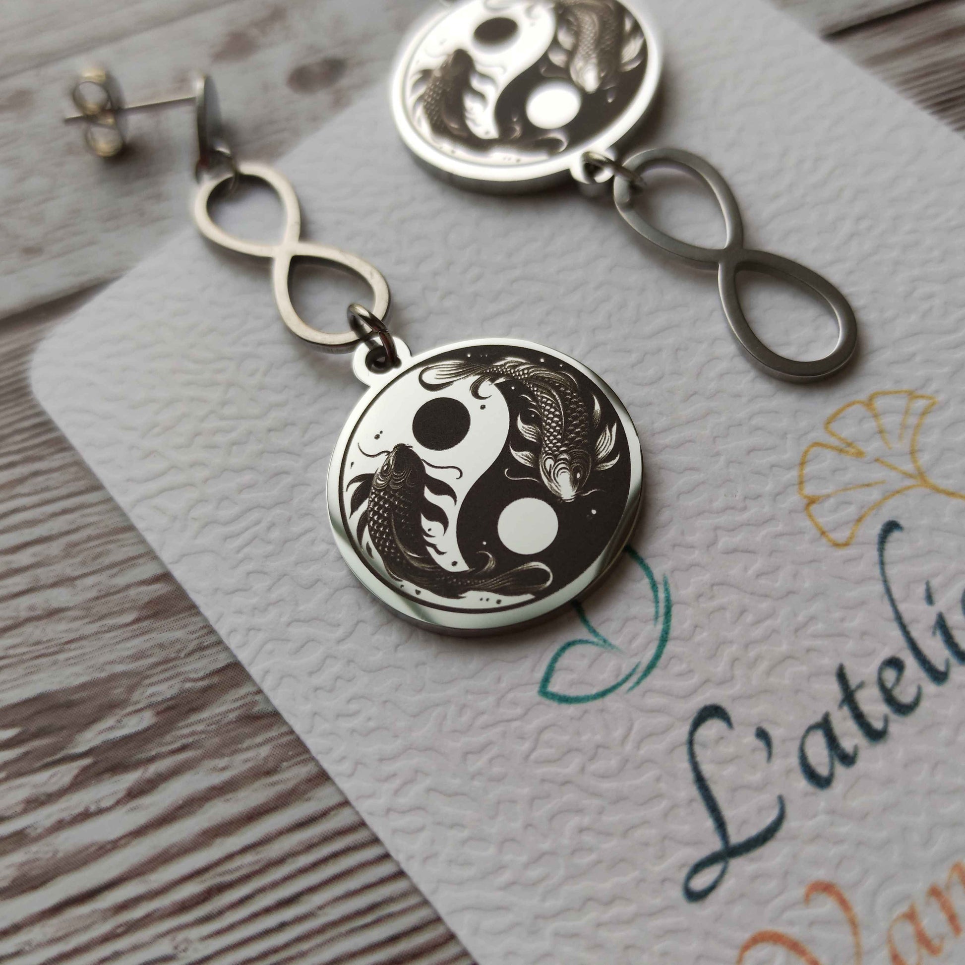 Boucles d'Oreilles Yin Yang Carpes Koï - Acier Inoxydable "Équilibre Infini" L'Atelier VanessaCréa