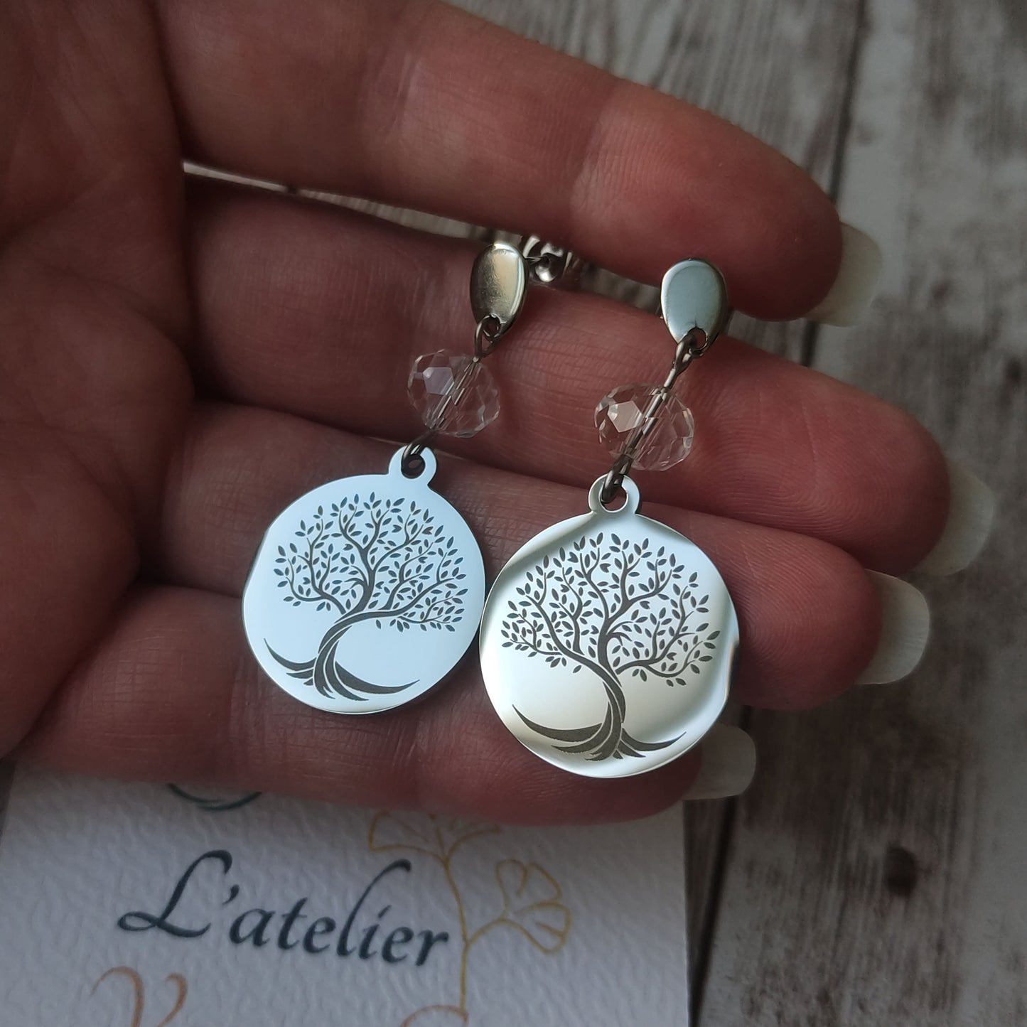 Boucles d'oreilles arbre de vie acier inoxydable avec cristal à facettes et médaillon poli miroir gravé au laser.