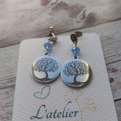 Boucles d'oreilles arbre de vie acier inoxydable avec cristal à facettes et médaillon poli miroir gravé au laser.