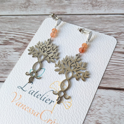 Boucles d'oreilles arbre de vie argentées avec perles sur support L'atelier Vanessa Créa.