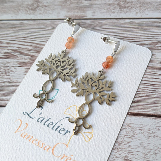 Boucles d'oreilles arbre de vie argentées avec perles sur support L'atelier Vanessa Créa.