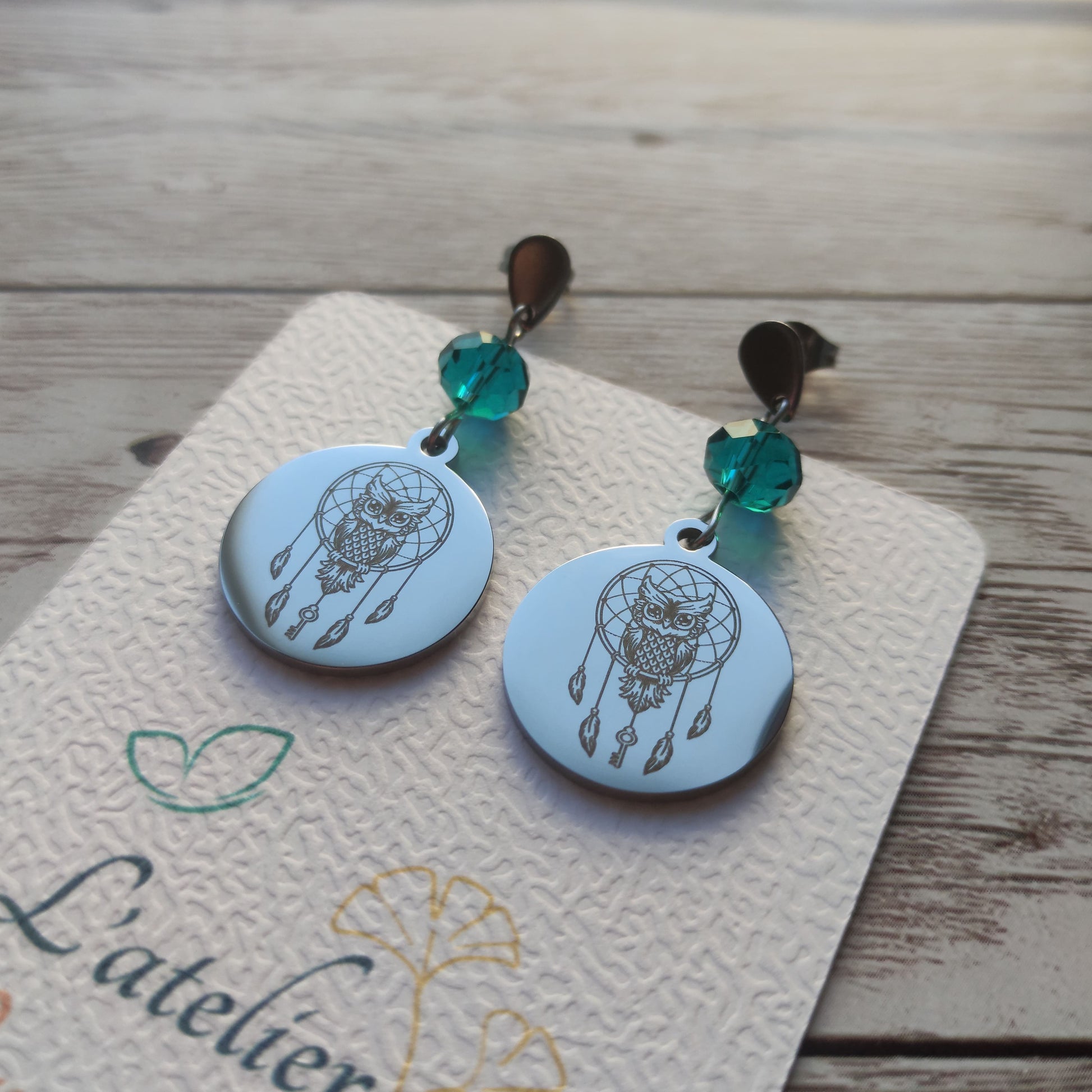 Boucles d'oreilles pendantes en acier inoxydable avec cristal à facettes et médaille gravée laser motif attrape-rêves et hibou.